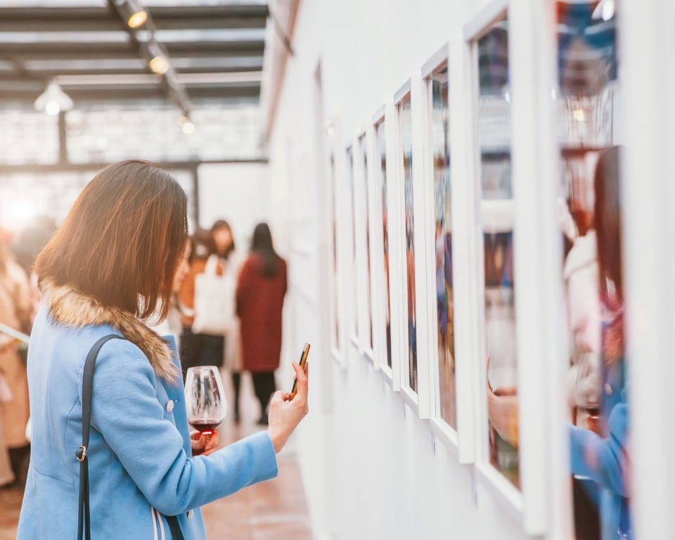 Artist introducing arts to visitors in Beijing,China.