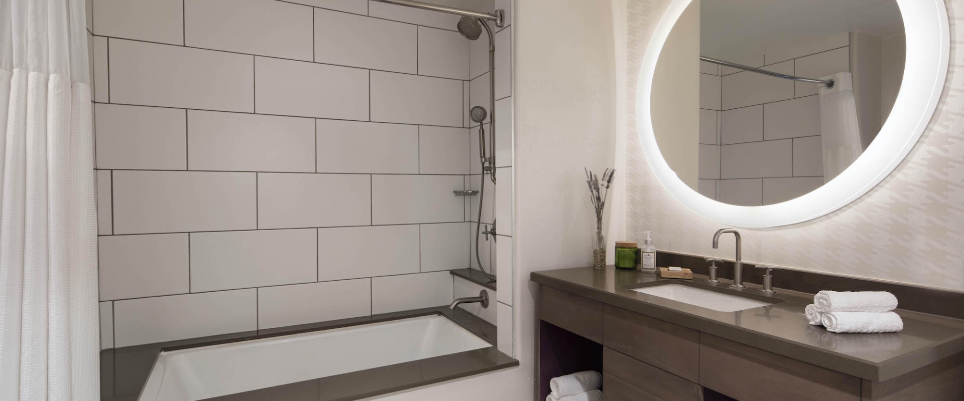 Lodge Premier Double Bathroom - tub